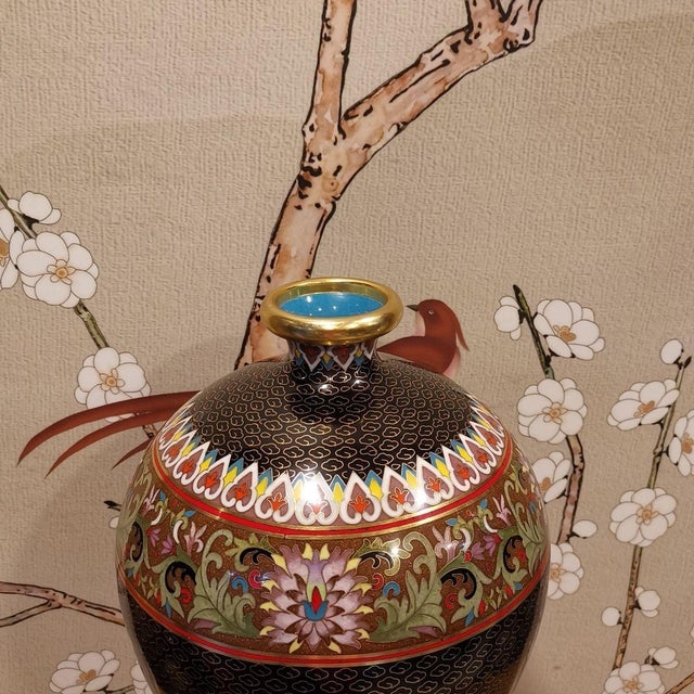 Vintage Chinese Cloisonné Meiping Vase | Black Ground Phoenix & Peony Motif With Stand For Sale In Los Angeles - Image 6 of 9