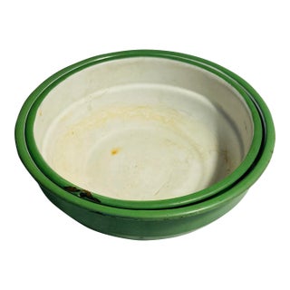 Vintage Enamelware Bowls Set of Two Nesting Bowls Green Exterior With Off White Interior For Sale