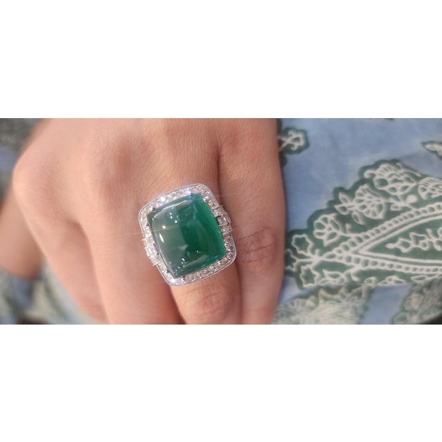 Gemstone Natural Zambian caboshan Emerald diamond ring in 18k gold For Sale - Image 7 of 18
