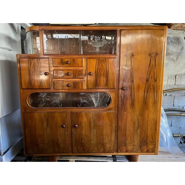 Art Deco Sideboard in Walnut and Glass, in Very Good conditions. Designed 1920 to 1949