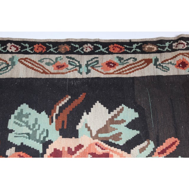 Mid 20th Century Vintage Anatolian Floral Kilim With Central Bouquet – Handwoven Wool Flatweave Kilim Rug -5' 8'' X 8' 2'' For Sale - Image 5 of 12