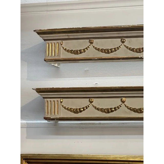 Traditional Pair of 19th Century Italian Carved and Parcel Gilt Window Valences For Sale - Image 3 of 6