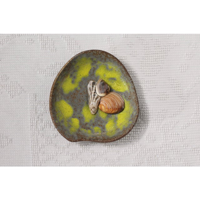 Ceramic MCM Ceramic Haeger Earth Wrap Bowl in Lemon Peel From the 1970s For Sale - Image 7 of 10