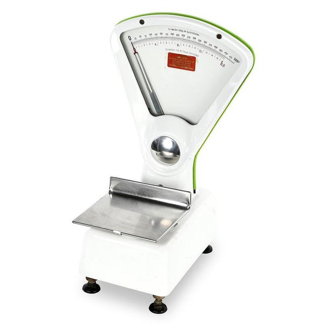 This old English scale from the 20th century is distinguished by its refined and functional design. Made mainly of white...