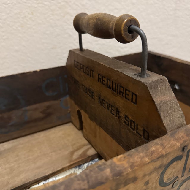 Shabby Chic Antique Clicquot Club Ginger Ale Wooden Crate, “Old Eskimo” Graphic, Massachusetts Soda For Sale - Image 3 of 6