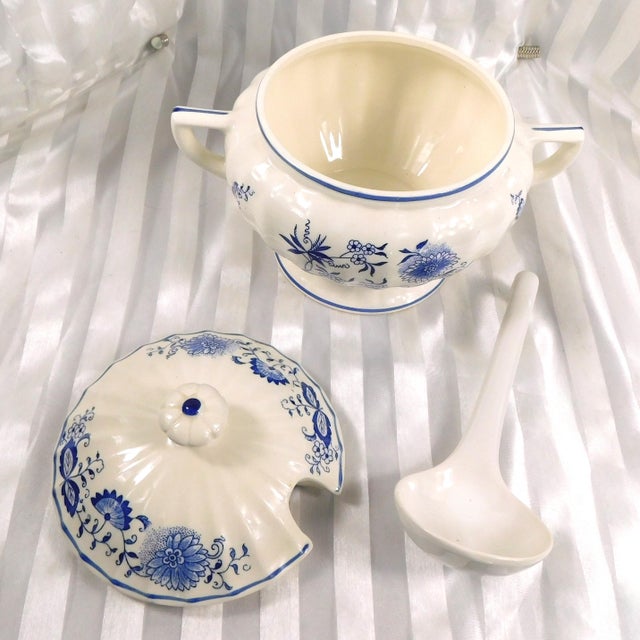 1960s Footed Covered Soup Tureen in Blue Onion For Sale - Image 4 of 6