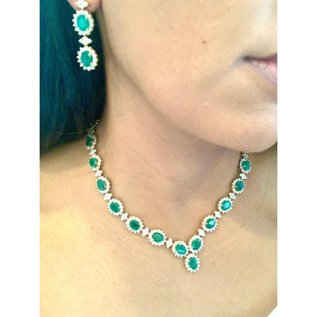 37 Ct Oval Shape Natural Emerald & 22 Carat Diamond Necklace & Earring Suite For Sale - Image 11 of 18