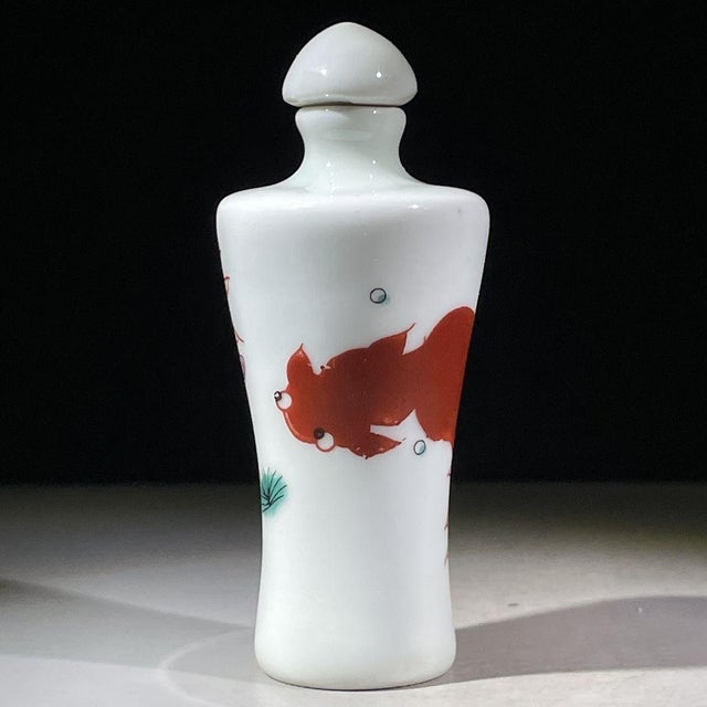 White Iron Red Porcelain Snuff Bottle With Fish Motif For Sale - Image 8 of 9