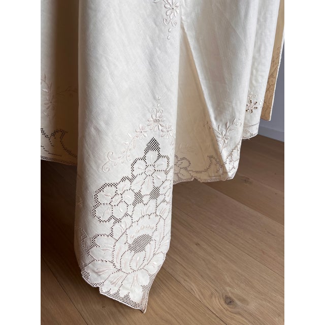 Beige Hand-Embroidered Linen Tablecloth and Napkins, 1890s, Set of 13 For Sale - Image 6 of 7