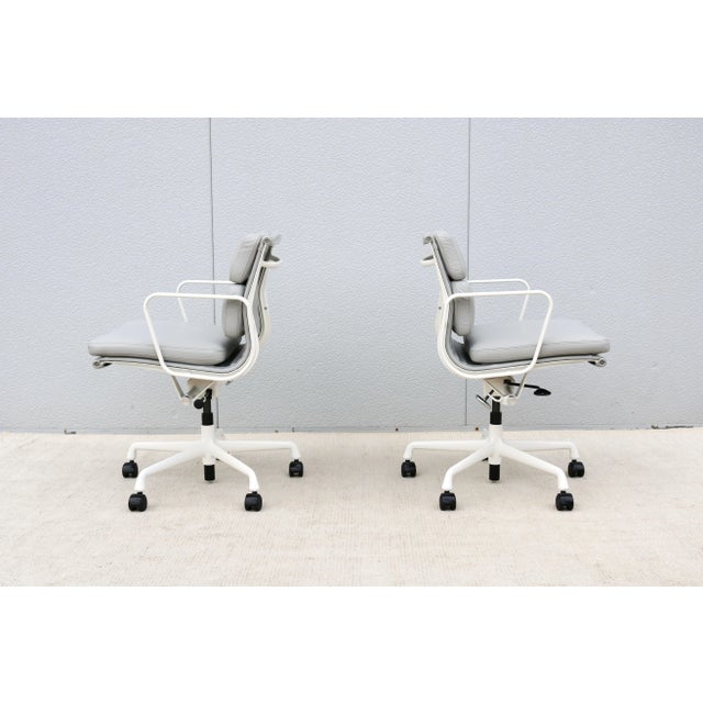 Mid-Century Modern Herman Miller Eames Soft Pad Management Chair in Gray Leather For Sale - Image 11 of 18