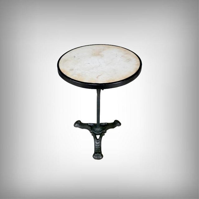 This Belle Époque bistro table exudes authentic charm thanks to its light marble top, whose natural veining lends a subtle...