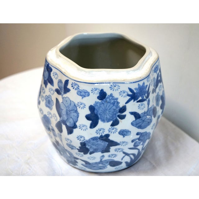 Mid 20th Century Chinese Blue and White Ceramic Hexagonal Gourd-Shaped Jar With Lid For Sale - Image 4 of 9