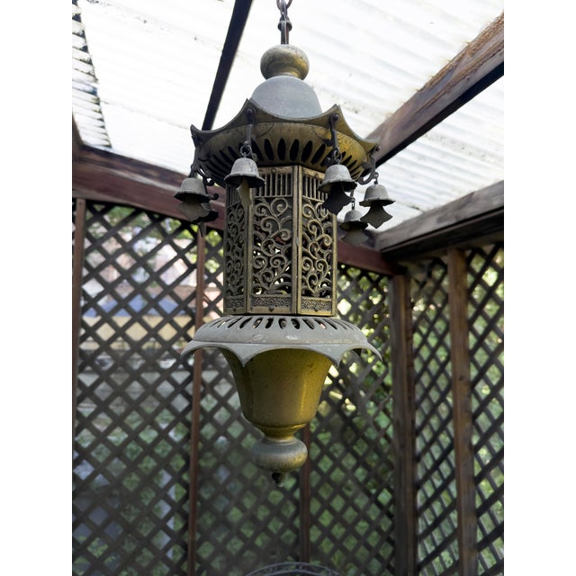 Vintage 1960s Hollywood Regency Brass Pagoda Pendant With Arabesque Details. For Sale In New York - Image 6 of 9