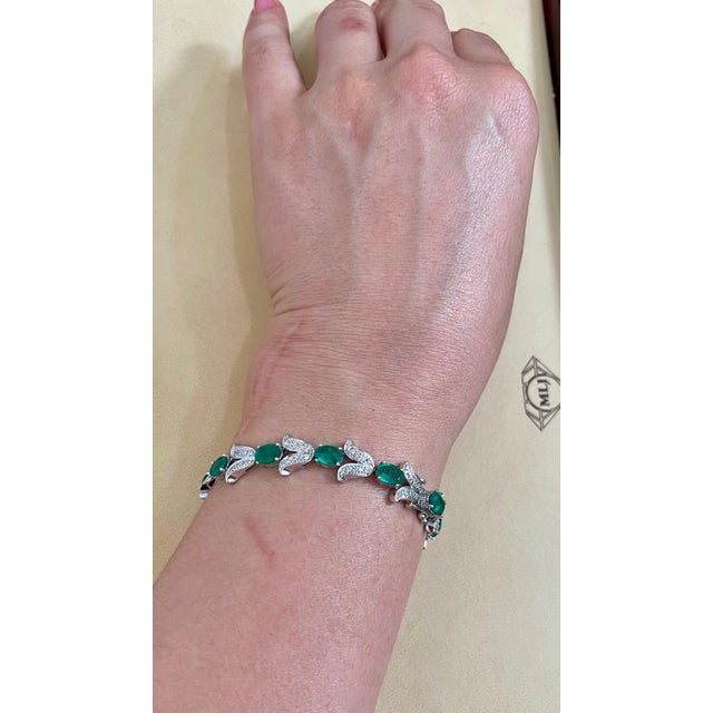 10 Carat Natural Brazilian Emerald & Diamond Tennis Bracelet 14 Karat White Gold For Sale - Image 14 of 18
