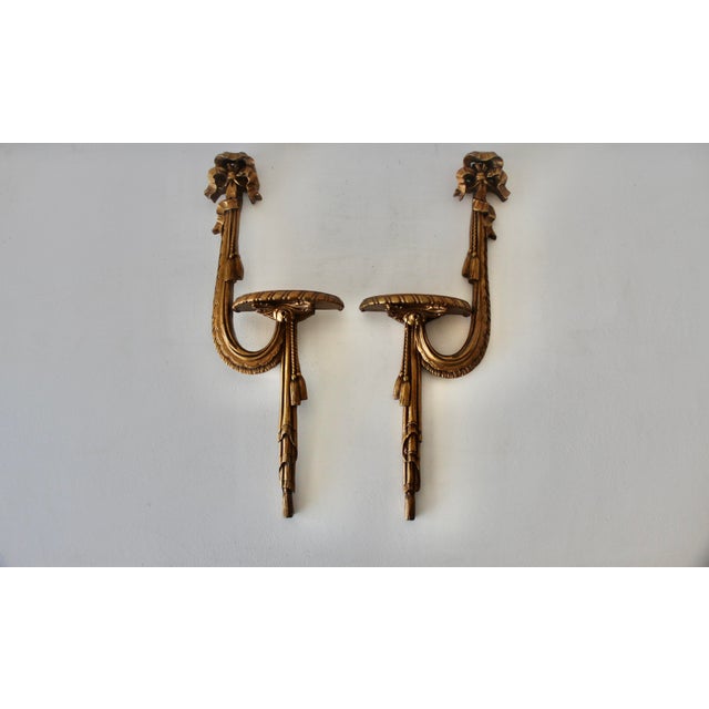 Hollywood Regency Mid 20th Century Rococo Revival French Hollywood Regency Style Gilt Ribbon Bow Wall Swag Brackets Sconces- a Pair For Sale - Image 3 of 14