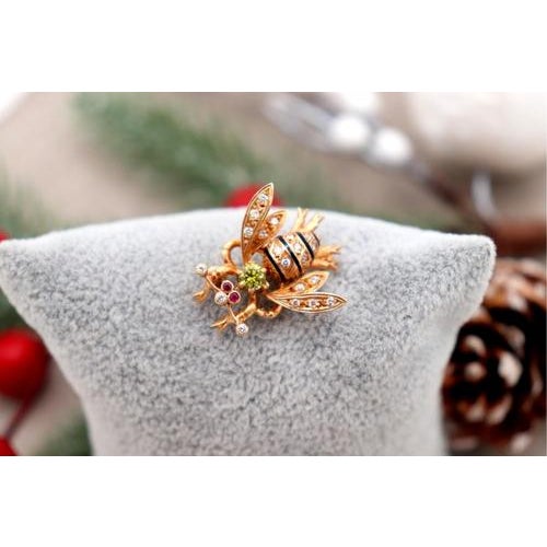 Gold Bee Shaped Gold Brooch with Diamonds For Sale - Image 8 of 8