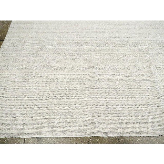 Textile Galerie Shabab Collection Mid-20th Century Handmade Turkish Flatweave Kilim Room Size Carpet in White For Sale - Image 7 of 9