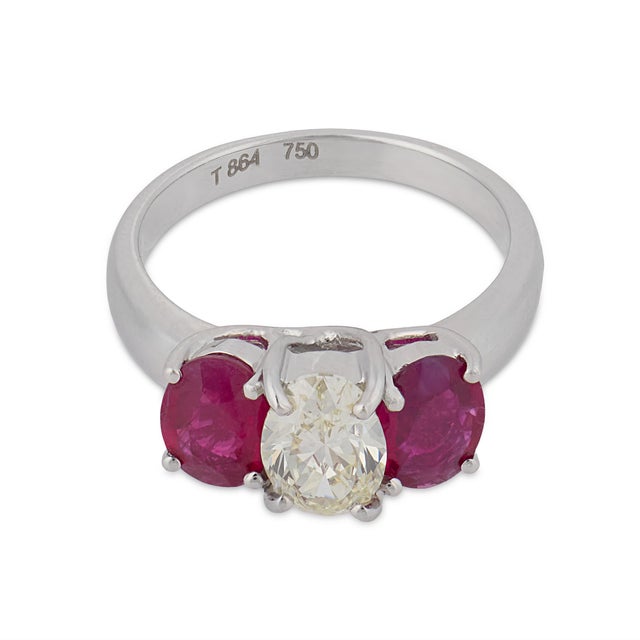 Contemporary Vintage 3.10 Carat Diamond and Ruby 18k White Gold Three Stone Ring, Size 6.25 For Sale - Image 3 of 6