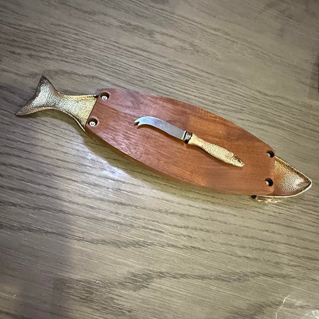 Vintage Ted Arnold LTD Gold & Wood Fish Cheese Board With Knife For Sale - Image 12 of 12
