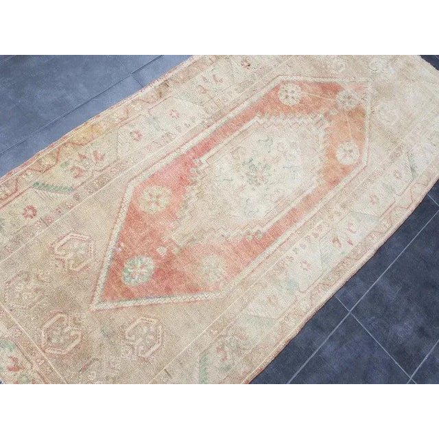 1960s Vintage Oushak Handmade Rug- 4′7″ × 8′4 For Sale - Image 10 of 11