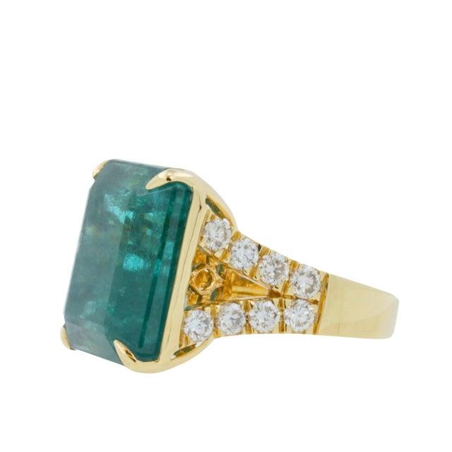 Vivid Green Emerald Shape Step Cut Emerald Diamond Cocktail Ring, Size 6.5 For Sale - Image 4 of 10