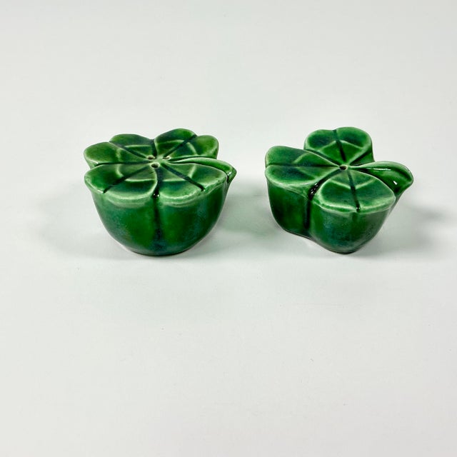 Ceramic 1960s Vintage Boho Chic Hollywood Regency Shamrock Salt & Pepper Shakers - A Pair. For Sale - Image 7 of 10