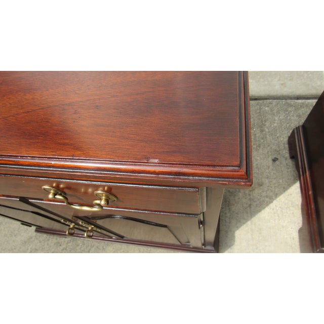 1980s Pair Henkel Harris Nightstands Bedside Tables Mahogany For Sale - Image 12 of 14
