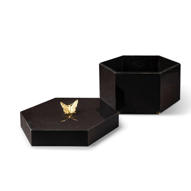 Name: Venetian Hex Box Oynx Size: 5"H x 10"W x 8.7"D Glamorously striking in black, the venetian hex box features a lift-...