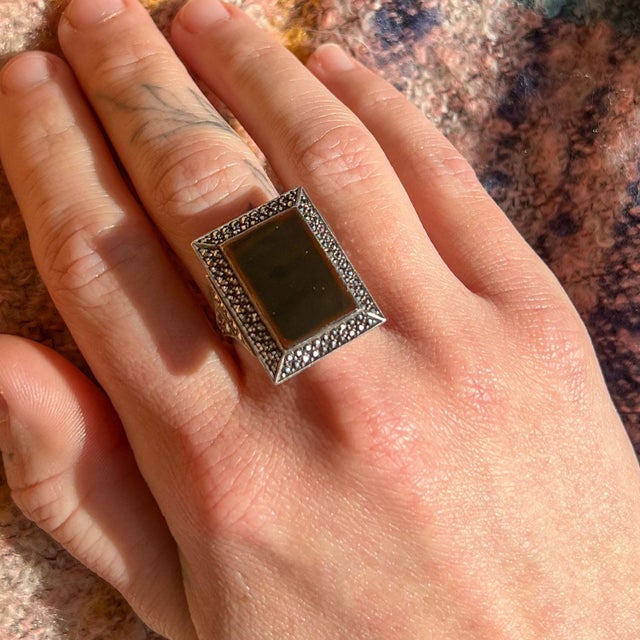 A midnight sky captured in geometric precision, this French Art Deco cocktail ring is bold, sophisticated, and undeniably...