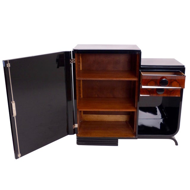 Art Deco Sideboard in Black High-Gloss Lacquer and Walnut, 1930s, in Restored conditions. Designed 1920 to 1949