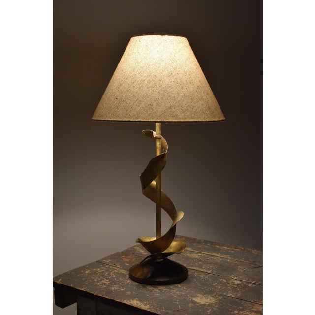 Mid-Century Modern Vintage Spiraling Gilt Metal Table Lamp With Oak Base Attributed to Yasha Heifetz, Circa 1950s For Sale - Image 3 of 14