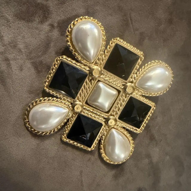 1990s High Quality Costume Jewelry Italian Big Brooch For Sale - Image 11 of 12