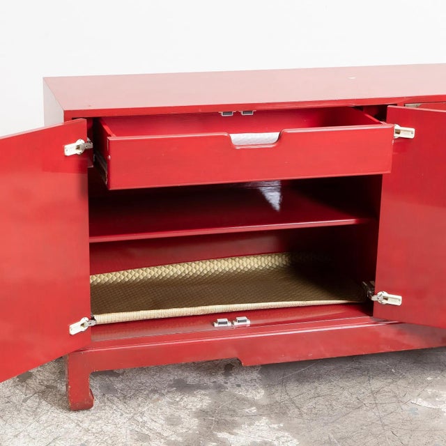 Mid-20th Century Modern Chinoiserie Red Lacquered Four-Door Buffet / Server For Sale In New York - Image 6 of 10