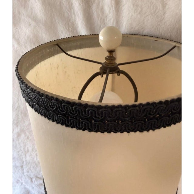 Mid-Century Modern Vintage Paul Hanson Blanc De Chine Porcelain Bird Lamp - 1950s Hollywood Regency Chinoiserie White Ceramic Table Lamp With Original Gimp Trim Shade For Sale - Image 3 of 12