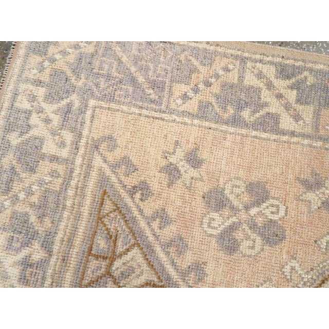 Galerie Shabab Collection Mid-20th Century Turkish Anatolian Accent Rug For Sale In New York - Image 6 of 8