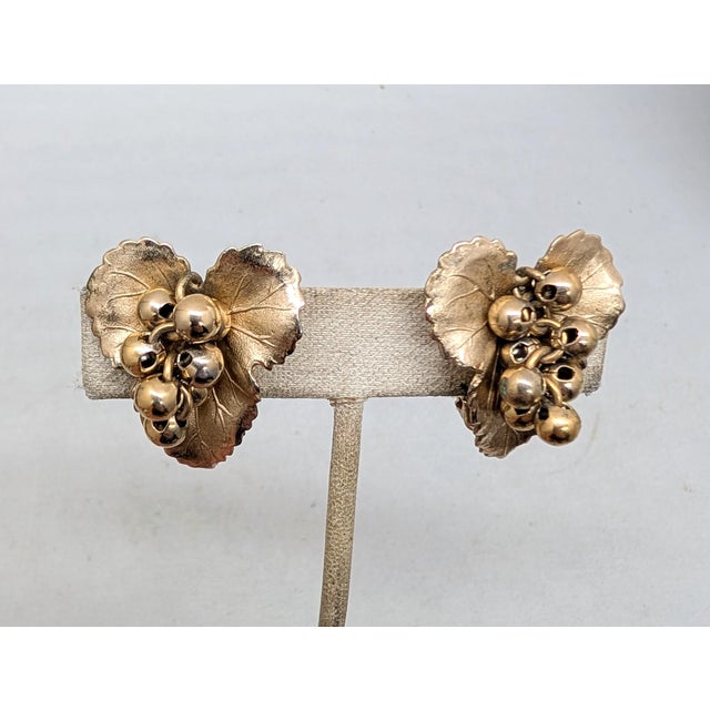 Vintage Signed Napier Goldtone Grape Cluster Clip Earrings-2 Pieces For Sale In Philadelphia - Image 6 of 7