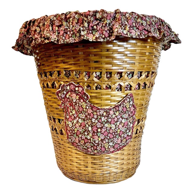 1980s Vintage Farmhouse Boho Chic Chicken Wicker Wastebasket With Calico Fabric Liner. For Sale