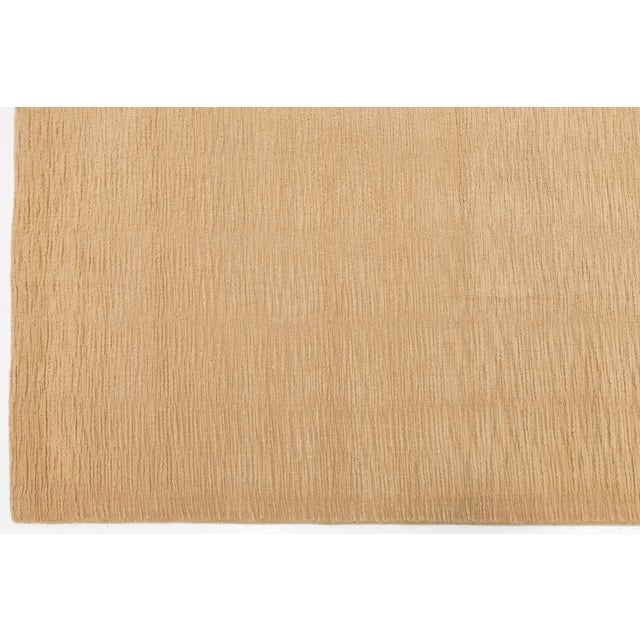 Modern Minimalist Hand-Knotted Ribbed Wool Area Rug in Warm Sand For Sale In New York - Image 6 of 12