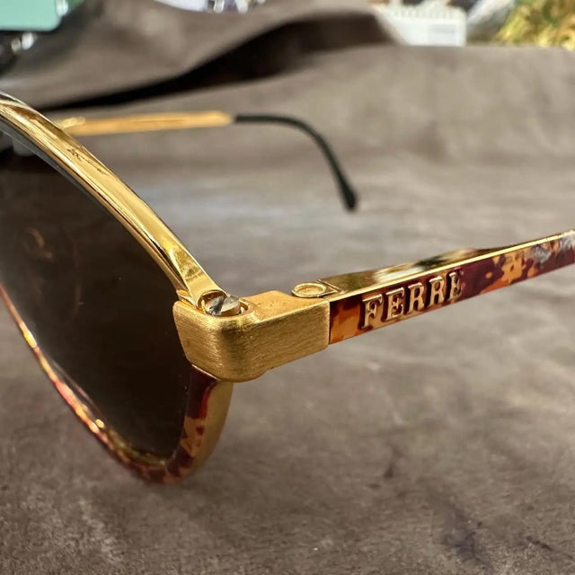 1990s High Quality Faux Tortoise Shell Acetate Gianfranco Ferrè Sunglasses For Sale - Image 4 of 8