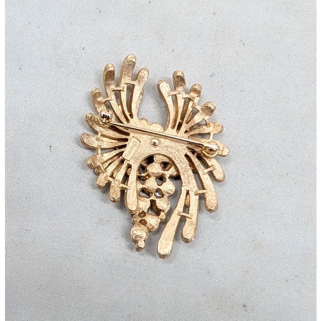 1960s Vintage Signed Crown Trifari Goldtone Faux-Garnet Rhinestone Brooch For Sale - Image 5 of 8