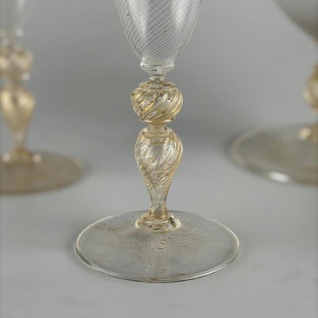 Venini Champagne Set in Reticello and Gold Leaf by Carlo Scarpa for Venini, 1930s, Set of 5 For Sale - Image 4 of 10