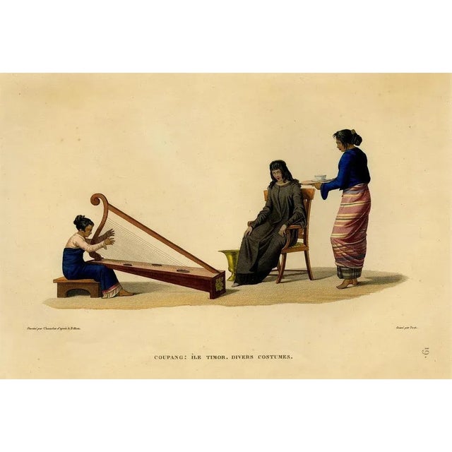 Antique print, titled: 'coupang: ile timor. Divers costumes.' - ('coupang, timor island. Various costumes'). Three figures...
