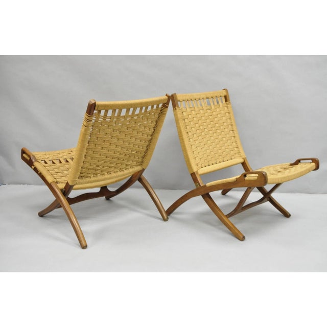 Vintage Mid Century Modern Woven Rope Folding Lounge Chairs - a Pair. Circa Mid 20th Century. Measurements: 30.5" H x 24"...