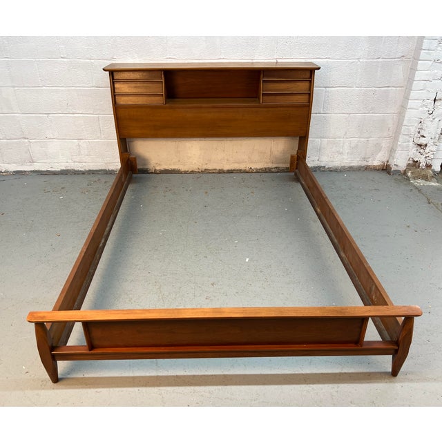 Mid-Century Modern Mid-Century Modern Walnut Queen Bed Frame For Sale - Image 3 of 14