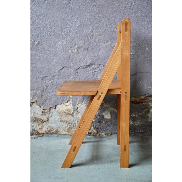 Minimalist and original, this chair reflects the spirit of 1970s design, a blend of rigor and functional simplicity. Its...