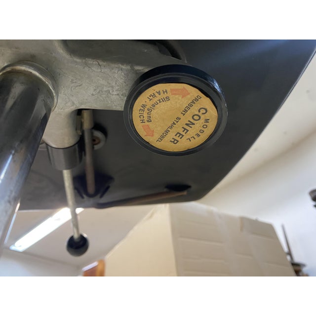 Discover the timeless charm and outstanding functionality of this "Confer" swivel chair from Drabert Stahlmöbel Minden,...