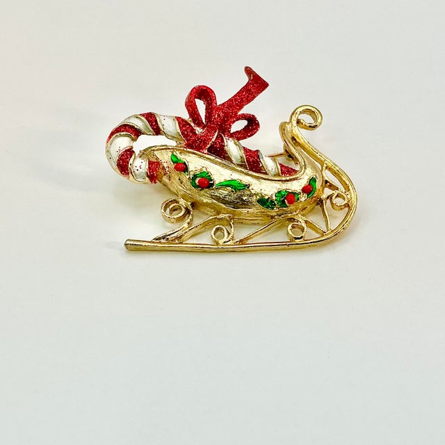 1960s Vintage Boho Chic Americana Candy Cane & Sleigh Christmas Brooch. For Sale - Image 4 of 6
