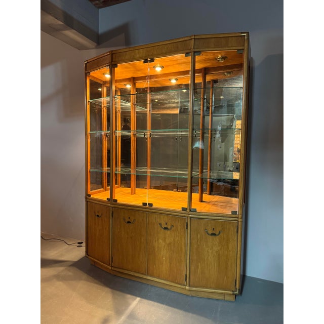 Mid-Century Illuminated Vitrine Cabinet with Refined Integrated Brass Inlaid Hardware from Drexel, USA, 1960s For Sale - Image 6 of 6
