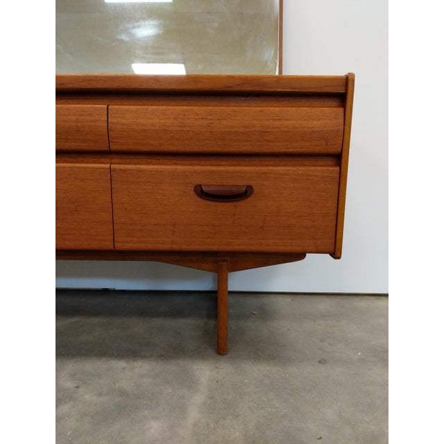 Vintage Mid Century Modern Teak Dressing Table / Dresser With Mirror by William Lawrence For Sale In New York - Image 6 of 11