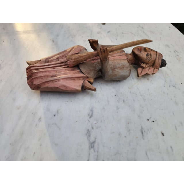 A pre-war wooden carved figure from Burma, a musician, dimensions: height 24 cm, width 10 cm, depth 7 cm.